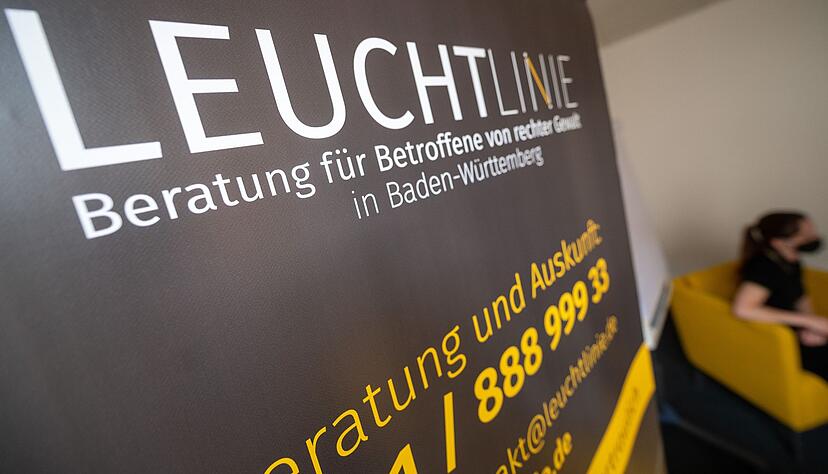 "Leuchtlinie" steht bei der Beratungsstelle für Betroffene von rechter Gewalt, «Leuchtlinie», auf einem Banner. "Leuchtlinie" steht bei der Beratungsstelle für Betroffene von rechter Gewalt, «Leuchtlinie», auf einem Banner.