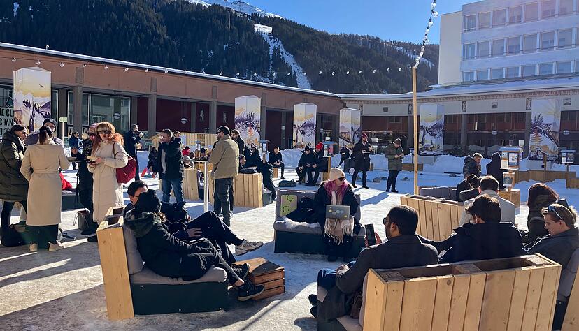 Auch das ist Davos: Gemütliche Pause bei Streetfood und Eis-Minigolf.