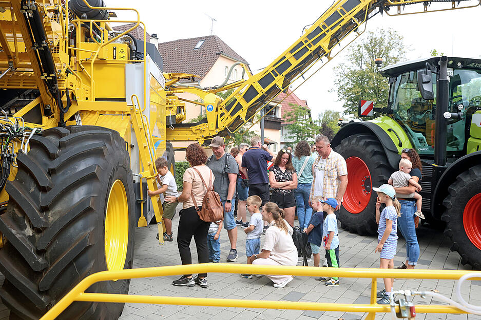 Große Maschinen sind in Eppingen zum Festwochenende ausgestellt.