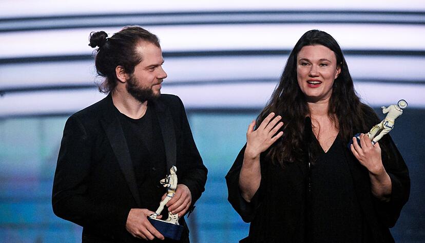 Privat und beruflich ein Paar: Für den Film «In die Sonne schauen» bekam Mascha Schilinski den Regiepreis und Fabian Gamper den Preis für Bildgestaltung. Privat und beruflich ein Paar: Für den Film «In die Sonne schauen» bekam Mascha Schilinski den Regiepreis und Fabian Gamper den Preis für Bildgestaltung.