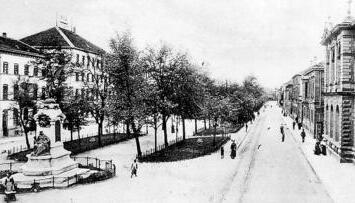 Zusammengestellt von Archiv und Dokumentation der Heilbronner Stimme 

Boulevard 1907: Blick auf die nördliche Allee. Die 45 Meter breite Flaniermeile wird von der Grünanlage in der Mitte beherrscht. Rechts vorn das Gesellschaftshaus der Harmonie. Davor thront das Kaiser-Wilhelm-Denkmal (1893).