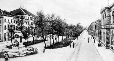 Zusammengestellt von Archiv und Dokumentation der Heilbronner Stimme 

Boulevard 1907: Blick auf die nördliche Allee. Die 45 Meter breite Flaniermeile wird von der Grünanlage in der Mitte beherrscht. Rechts vorn das Gesellschaftshaus der Harmonie. Davor thront das Kaiser-Wilhelm-Denkmal (1893).