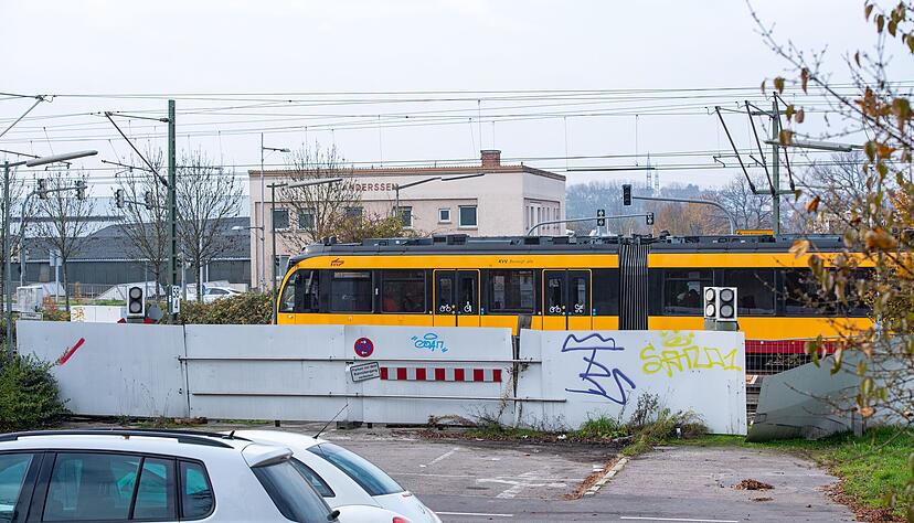 Parken vor dem Bahnübergang verboten: Die letzten Reste der Querung sollen verschwinden, dort ist eine Unterführung für Fußgänger und Radler geplant.
Foto: Mario Berger Parken vor dem Bahnübergang verboten: Die letzten Reste der Querung sollen verschwinden, dort ist eine Unterführung für Fußgänger und Radler geplant.
Foto: Mario Berger