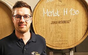 Simon Weihbrecht ist ein guter Start gelungen: Auf Anhieb erreichte er beim Gault Millau zwei rote Trauben.
Fotos: Juergen Koch Simon Weihbrecht ist ein guter Start gelungen: Auf Anhieb erreichte er beim Gault Millau zwei rote Trauben.
Fotos: Juergen Koch