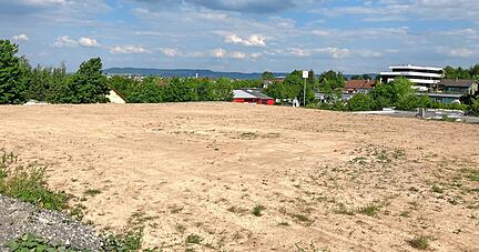 Auf dieser Fläche am Eingang des Öhringer Gewerbegebiets "Im Sichert" will der Landkreis eine neue Containeranlage für 48 Flüchtlinge errichten.
Foto: Tscherwitschke Auf dieser Fläche am Eingang des Öhringer Gewerbegebiets "Im Sichert" will der Landkreis eine neue Containeranlage für 48 Flüchtlinge errichten.
Foto: Tscherwitschke