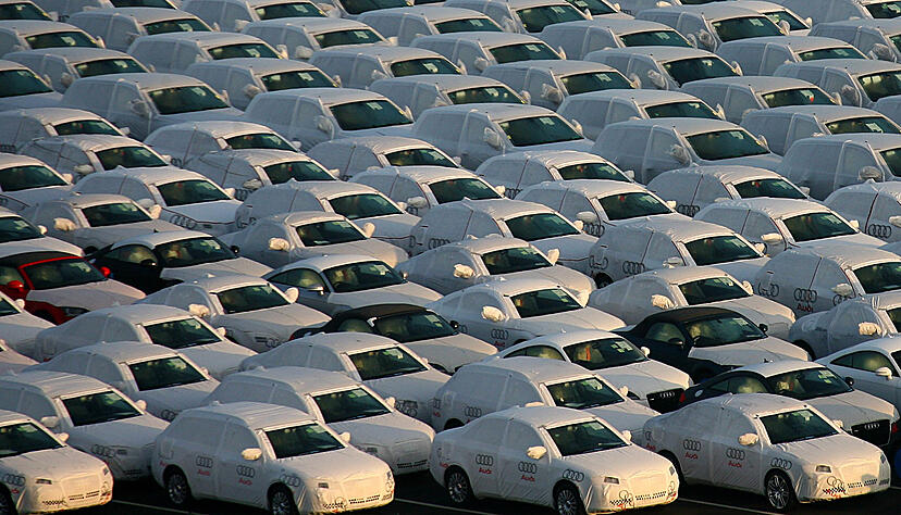 Obwohl die deutschen Autobauer und Zulieferer planen, Stellen abzubauen, bekennen sie sich gleichzeitig zum Standort Deutschland. Obwohl die deutschen Autobauer und Zulieferer planen, Stellen abzubauen, bekennen sie sich gleichzeitig zum Standort Deutschland.