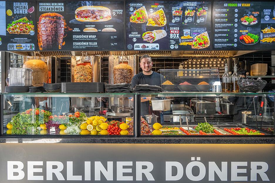 Auch vegane und vegetarische Varianten mit Falafel, Hummus- und Auberginenpaste finden sich auf der Speisekarte.