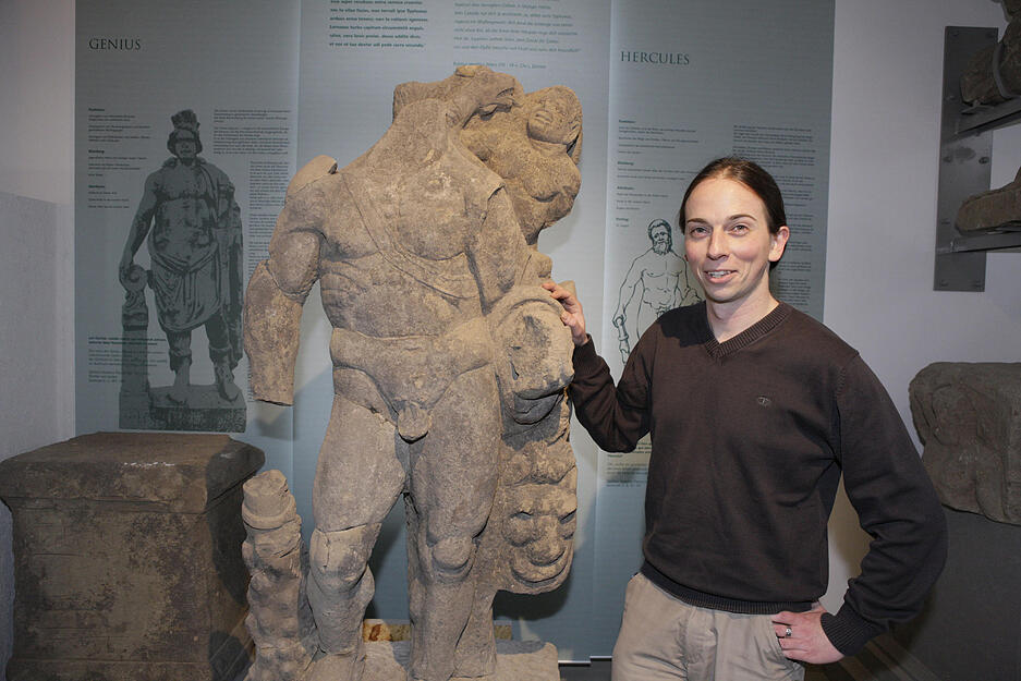 Museumsleiter De Gennaro steht neben dem fast lebensgro&szlig;en Herkules-Standbild. Es ist eine arch&auml;ologische Kostbarkeit der Ausgrabungen im G&uuml;glinger Gewann Ochsenwiesen. Aufnahme aus dem Jahr 2008.