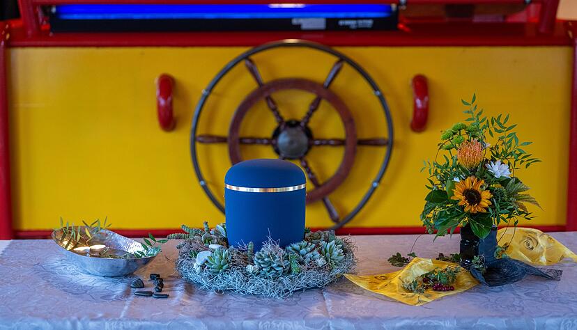 Bei einer Flussbestattung muss die Urne aus einem Material sein, dass sich im Wasser rasch aufl&ouml;st. (Archivbild)