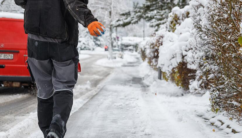 Schnee und Gl&auml;tte auf Gehwegen verpflichten Eigent&uuml;mer und oft auch Mieter zum R&auml;umen und Streuen.
