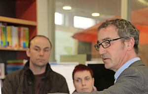 J&uuml;rgen S&ouml;hner (rechts) betreut in Gemmingen eine digitale Lernplattform.
Foto: Archiv/Theuer