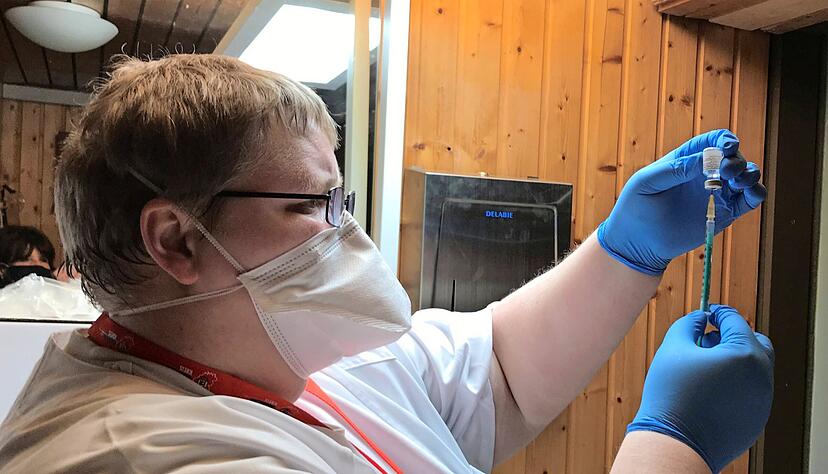 Im KIZ Öhringen sind bisher 1170 Personen geimpft worden: Bürger aus dem Hohenlohekreis, aber genauso aus der Nachbarschaft oder von weiter her.
Foto: Tscherwitschke Im KIZ Öhringen sind bisher 1170 Personen geimpft worden: Bürger aus dem Hohenlohekreis, aber genauso aus der Nachbarschaft oder von weiter her.
Foto: Tscherwitschke