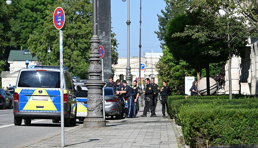 Am Morgen schießt die Polizei in der Nähe des NS-Dokumentationszentrums in München eine verdächtige Person nieder. Am Morgen schießt die Polizei in der Nähe des NS-Dokumentationszentrums in München eine verdächtige Person nieder.