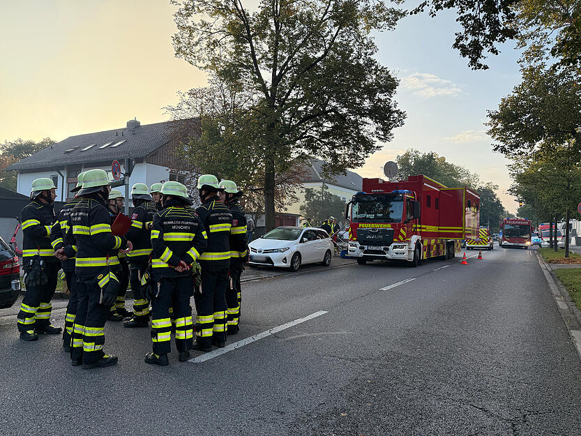 Die Polizei München hat bei dem Einsatz rund um das brennende Wohnhaus Sprengfallen entdeckt.