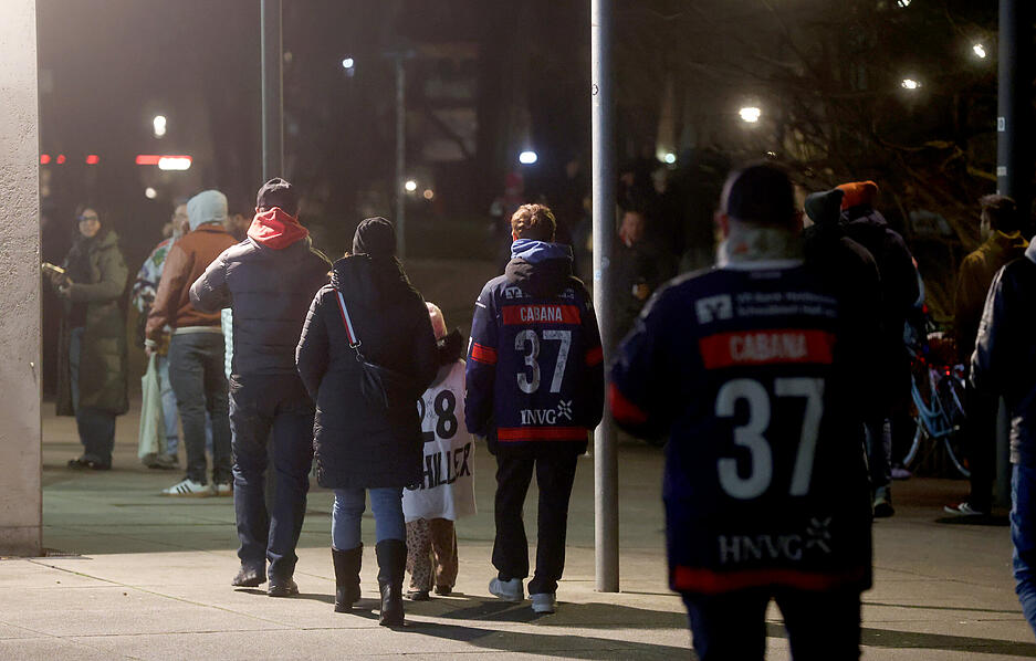 Eishockey-Fans strömen zum Spiel der Heilbronner Falken gegen die Stuttgart Rebels. Eishockey-Fans strömen zum Spiel der Heilbronner Falken gegen die Stuttgart Rebels.