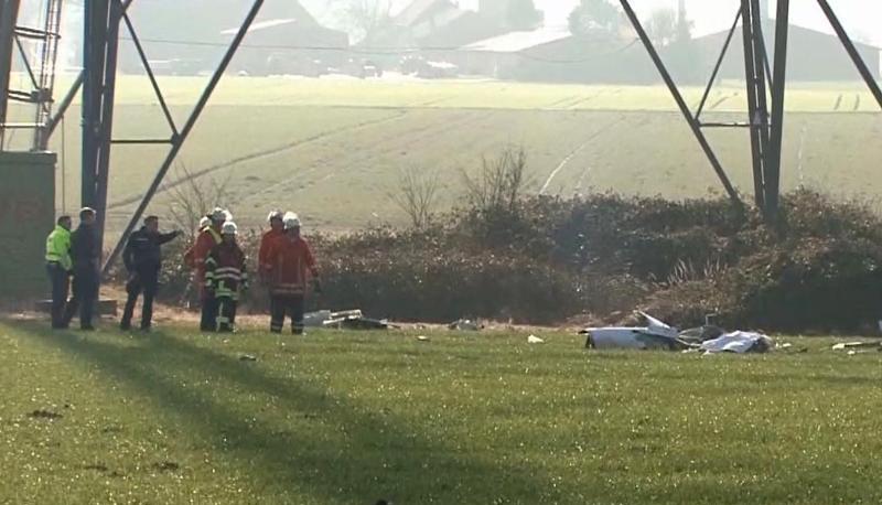 Rettungskräfte stehen vor den Trümmern des abgestürtzten Kleinflugzeugs, das mit einer Windkraftanlage kollidiert war. Foto: NordWestMedia TV Rettungskräfte stehen vor den Trümmern des abgestürtzten Kleinflugzeugs, das mit einer Windkraftanlage kollidiert war. Foto: NordWestMedia TV