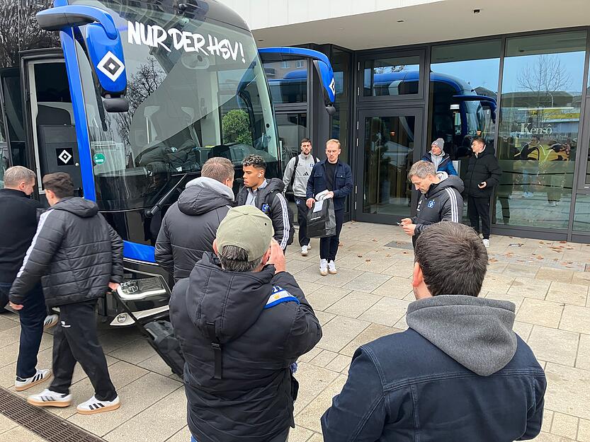 Um 13.30 Uhr stieg die Mannschaft in den Bus. Um 13.30 Uhr stieg die Mannschaft in den Bus.