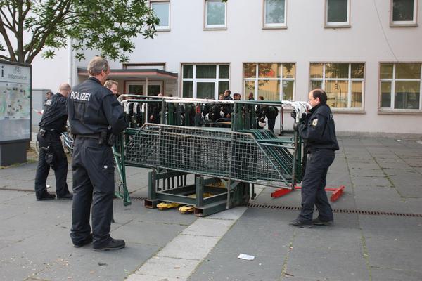 Nach der Demo: Aufräumarbeiten vor dem Heilbronner Hauptbahnhof. Nach der Demo: Aufräumarbeiten vor dem Heilbronner Hauptbahnhof.