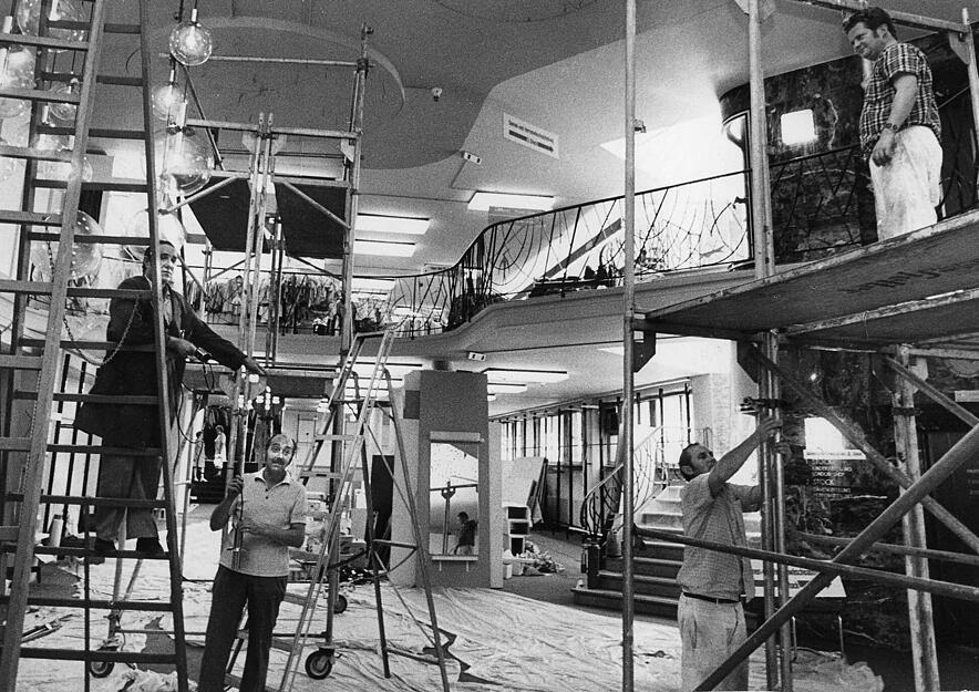 August 1975: Im Hause Barthel wird erweitert und eine Verkaufsfläche von 800 Quadratmetern umgebaut. Unter anderem werden 105 Kugellampen installiert.