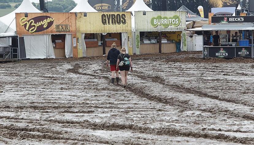 Heftige Regenfälle haben das Festivalgelände von "Rock am Ring" in eine Schlammwüste verwandelt. Foto: dpa Heftige Regenfälle haben das Festivalgelände von "Rock am Ring" in eine Schlammwüste verwandelt. Foto: dpa