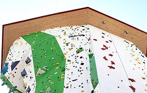 Der Kletterturm auf dem Außengelände des Alpinzentrums ist rund 16 Meter hoch. Kraxler können aus 70 Routen wählen. 
Foto: Matthias Heibel Der Kletterturm auf dem Außengelände des Alpinzentrums ist rund 16 Meter hoch. Kraxler können aus 70 Routen wählen. 
Foto: Matthias Heibel