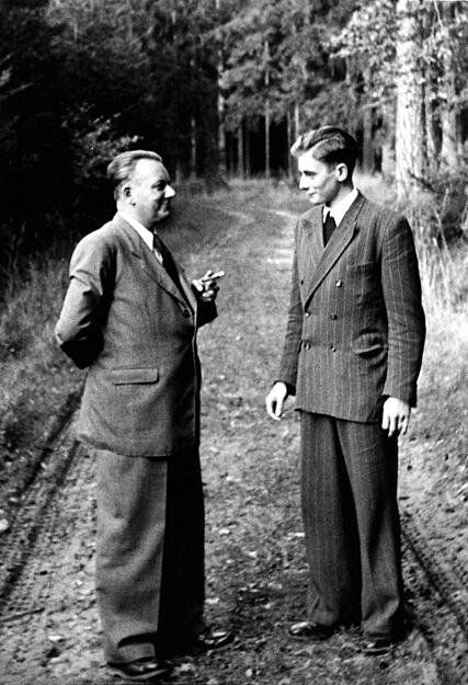 1954. Firmengründer Adolf Würth im Gespräch mit seinem Sohn Reinhold. Mit 19 Jahren übernimmt dieser die 1945 gegründete Schraubengroßhandlung seines Vaters. 1954. Firmengründer Adolf Würth im Gespräch mit seinem Sohn Reinhold. Mit 19 Jahren übernimmt dieser die 1945 gegründete Schraubengroßhandlung seines Vaters.