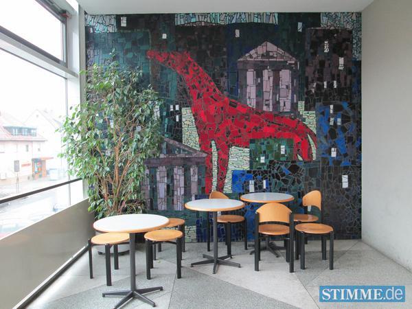März 2013: Das Mosaik ist auch heute ganzer Stolz der Schule. Kleine Tischgruppen davor laden Schüler in Pausen zum Verweilen ein.