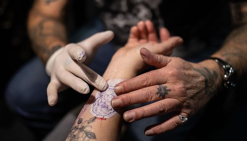 Kunst nach Kundenwunsch: Oft dienen Fotos als Vorlage für ein Tattoo. Kunst nach Kundenwunsch: Oft dienen Fotos als Vorlage für ein Tattoo.