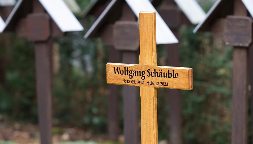 Das Kreuz am Grab von Wolfgang Schäuble.