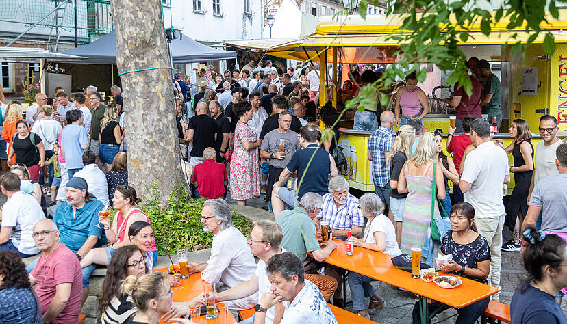 Am ersten Juliwochenende feiern die Lauffener Vereine und Institutionen das Brückenfest. Zwei Tage voller Musik, Kulinarik und Unterhaltung erwarten Besucher auf dem Festgelände. Unzählige Besucher sind am Samstag gekommen. Am ersten Juliwochenende feiern die Lauffener Vereine und Institutionen das Brückenfest. Zwei Tage voller Musik, Kulinarik und Unterhaltung erwarten Besucher auf dem Festgelände. Unzählige Besucher sind am Samstag gekommen.