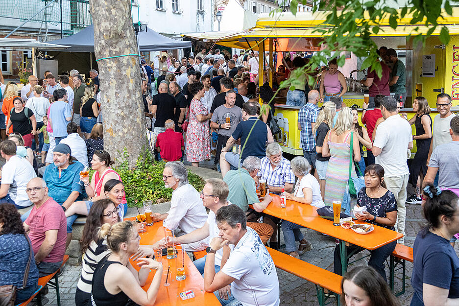 Am ersten Juliwochenende feiern die Lauffener Vereine und Institutionen das Br&uuml;ckenfest. Zwei Tage voller Musik, Kulinarik und Unterhaltung erwarten Besucher auf dem Festgel&auml;nde. Unz&auml;hlige Besucher sind am Samstag gekommen.