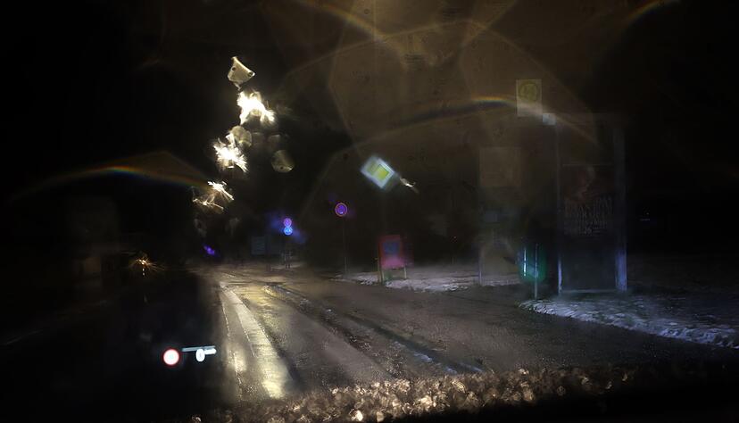 Regen auf kalten Boden verursacht der DWD-Vorhersage zufolge Glatteis im S&uuml;dosten. (Archivbild)