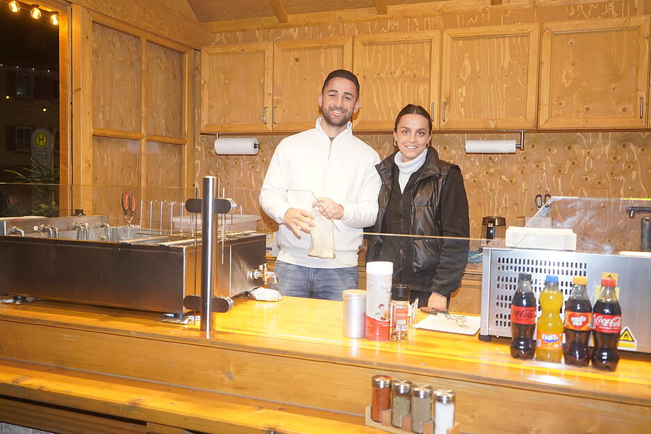 An den Ständen können sich Besucher beim Öhringer "Winterzauber" Glühwein und Essen kaufen. An den Ständen können sich Besucher beim Öhringer "Winterzauber" Glühwein und Essen kaufen.