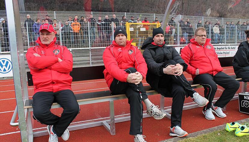 Die Neckarelzer erlebten gestern eine b&ouml;se &Uuml;berraschung beim Heimspiel gegen den direkten Tabellennachbarn (von links): Trainer Peter Hogen, Co-Trainer Stefan Strerath, Torwarttrainer Oliver Tuzyna und der stellvertretende Abteilungsleiter J&uuml;rgen Unzeitig.