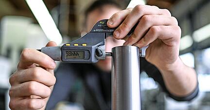Ein Auszubildender im Metall-Handwerk misst die Dicke eines Werkst&uuml;cks. Viele Betriebe in der Region sind noch auf der Suche nach Lehrlingen.
Foto: dpa