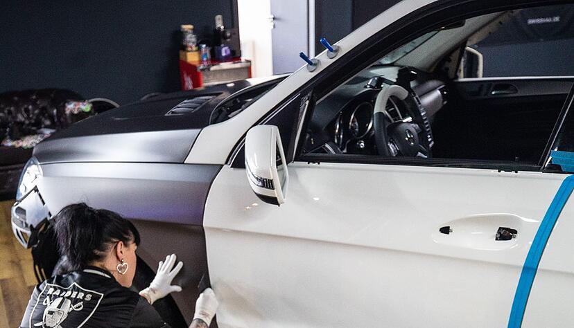 Unverzichtbare Utensilien: Ein Set mit sogenannten Rakel-Werkzeugen wird beim Folieren gebraucht. Unverzichtbare Utensilien: Ein Set mit sogenannten Rakel-Werkzeugen wird beim Folieren gebraucht.