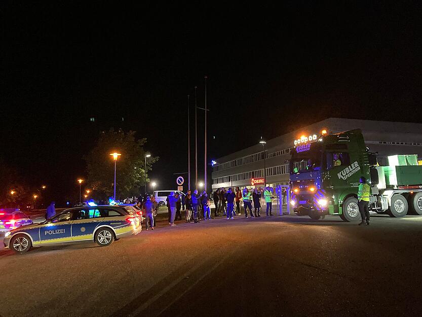 Die Polizei begleitet den Transport.