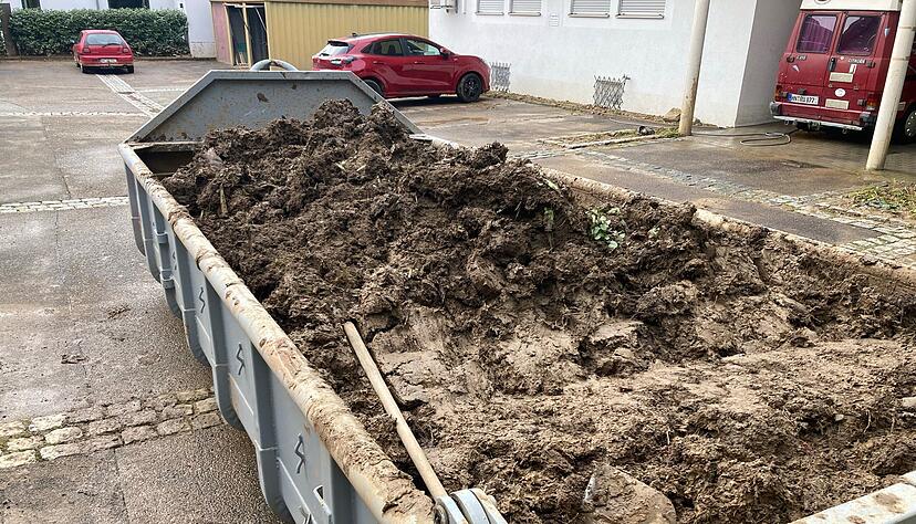 Aufräumen in Gemmingen nach dem Unwetter: Schlamm und Dreck muss weg Aufräumen in Gemmingen nach dem Unwetter: Schlamm und Dreck muss weg