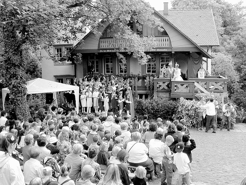 Viele Besucher zieht es in den Kernergarten, als dort "Der Sängerkrieg der Heidehasen" aufgeführt wird. Der Garten ist in Weinsberg zu einem beliebten Ort kultureller Veranstaltungen geworden. Undatierte Aufnahme. Viele Besucher zieht es in den Kernergarten, als dort "Der Sängerkrieg der Heidehasen" aufgeführt wird. Der Garten ist in Weinsberg zu einem beliebten Ort kultureller Veranstaltungen geworden. Undatierte Aufnahme.
