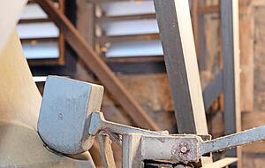 Der Stundenschlag erfolgt nicht über den Klöppel in der Glocke, sondern durch einen Hammer an der Oberfläche. Der Stundenschlag erfolgt nicht über den Klöppel in der Glocke, sondern durch einen Hammer an der Oberfläche.