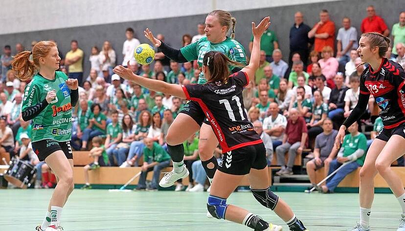 Elena Seiz (am Ball) und Leonie Kreis (links) von Aufsteiger TV Flein wollen mit ihrem Tempospiel auch in der Regionalliga überraschen. Elena Seiz (am Ball) und Leonie Kreis (links) von Aufsteiger TV Flein wollen mit ihrem Tempospiel auch in der Regionalliga überraschen.
