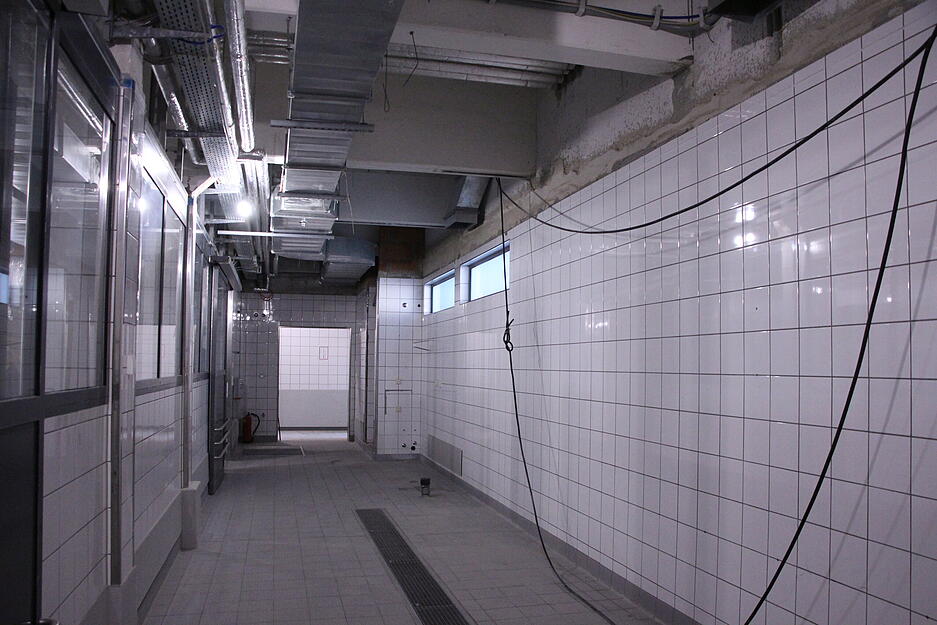 Mancherorts im Künzelsauer Krankenhaus hängen Kabel aus Wand oder Decke. Mancherorts im Künzelsauer Krankenhaus hängen Kabel aus Wand oder Decke.