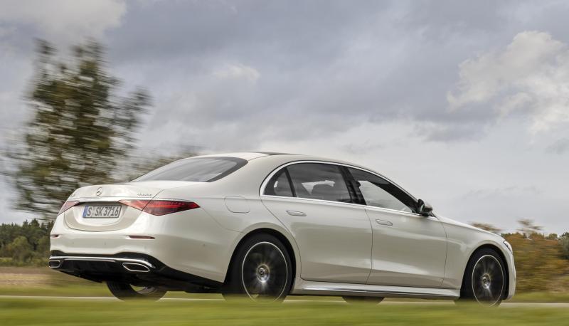 Schlichtes Design, &uuml;ppiges Format: Die Standardversion der Mercedes S-Klasse misst nun im Radstand 3,11 und in der L&auml;nge 5,18 Meter.