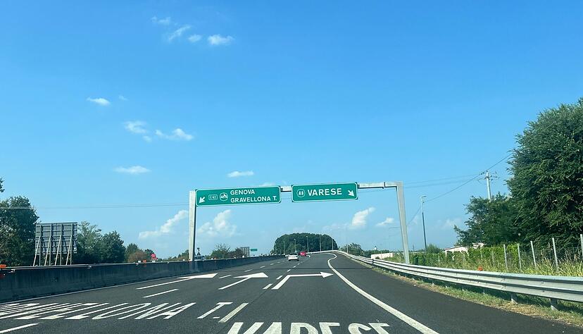 Die Autostrada zwischen Mailand und Varese war die erste moderne Autobahn der Welt. Die Autostrada zwischen Mailand und Varese war die erste moderne Autobahn der Welt.