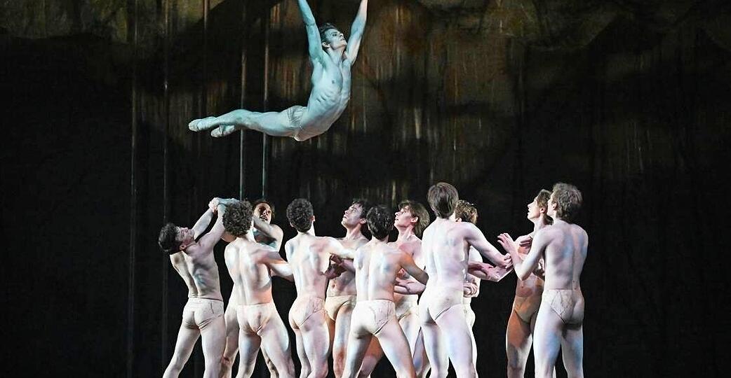 Henrik Erikson ist das ausgew&auml;hlte Opfer in "Se Sacre du Printemps".
