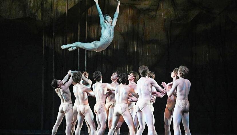 Henrik Erikson ist das ausgew&auml;hlte Opfer in "Se Sacre du Printemps".