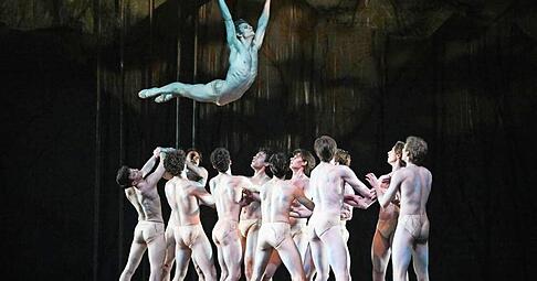 Henrik Erikson ist das ausgew&auml;hlte Opfer in "Se Sacre du Printemps".