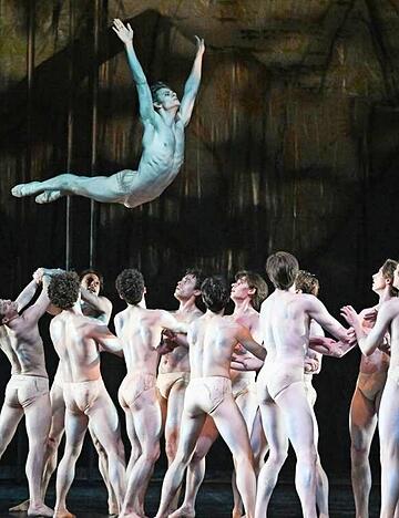 Henrik Erikson ist das ausgew&auml;hlte Opfer in "Se Sacre du Printemps".