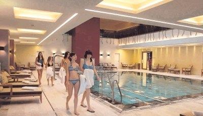 Entspannen wie im Wohnzimmer: Edle Materialien in warmen Naturfarben bestimmen das Bild im neuen Spa - so wie hier im großzügigen Poolbereich.Foto: Ulrike Kugler
