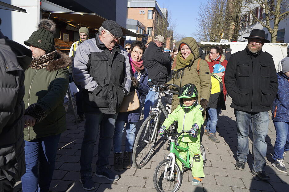 Das trockene Winterwetter animiert die Besucher zum Kauf w&auml;rmender Dinge wie Alpakasocken oder gestrickter Stirnb&auml;nder.